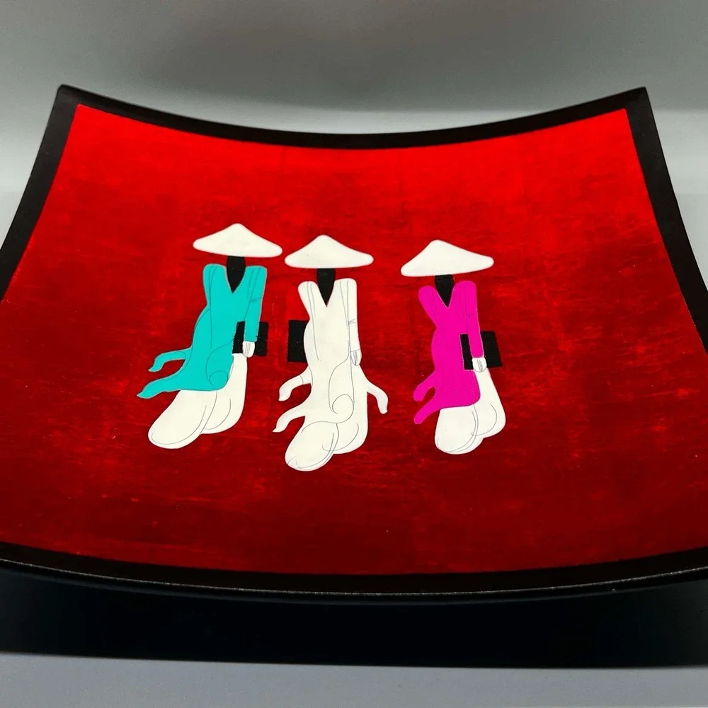 VIETNAMESE Set Of 2 RED LACQUERED CURVED DECORATIVE DISHES‎ 3 WOMEN W/books EUC